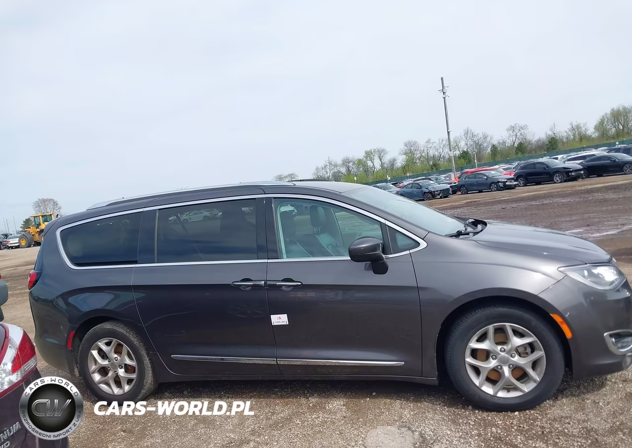 2017 Chrysler Pacifica Touring-L Plus VIN:2C4RC1EG1HR541795 - 13