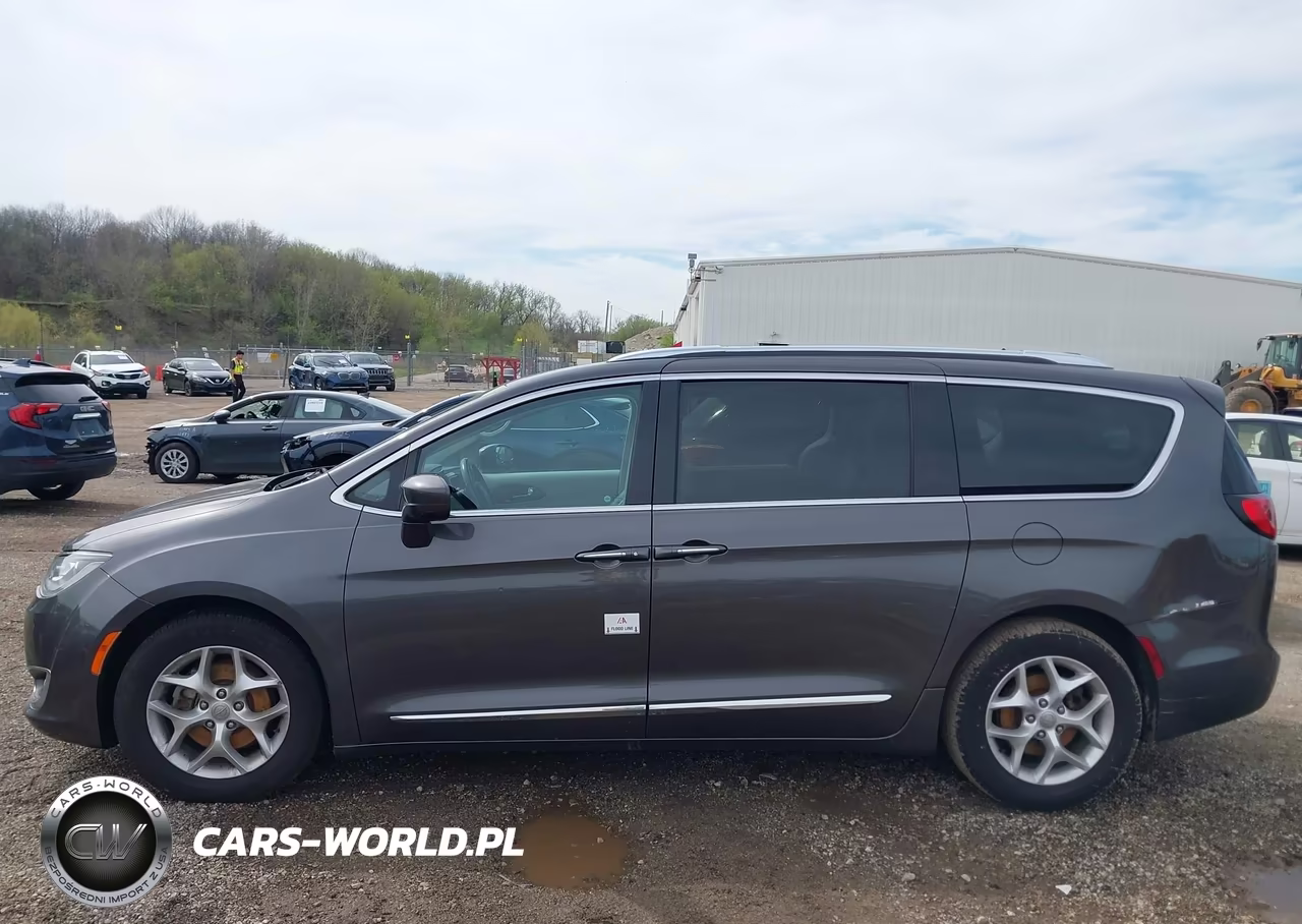 2017 Chrysler Pacifica Touring-L Plus VIN:2C4RC1EG1HR541795 - 14