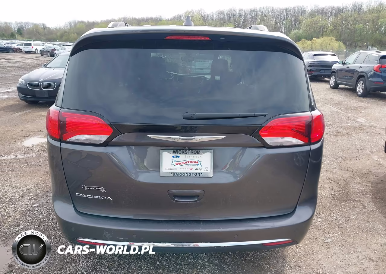 2017 Chrysler Pacifica Touring-L Plus VIN:2C4RC1EG1HR541795 - 16