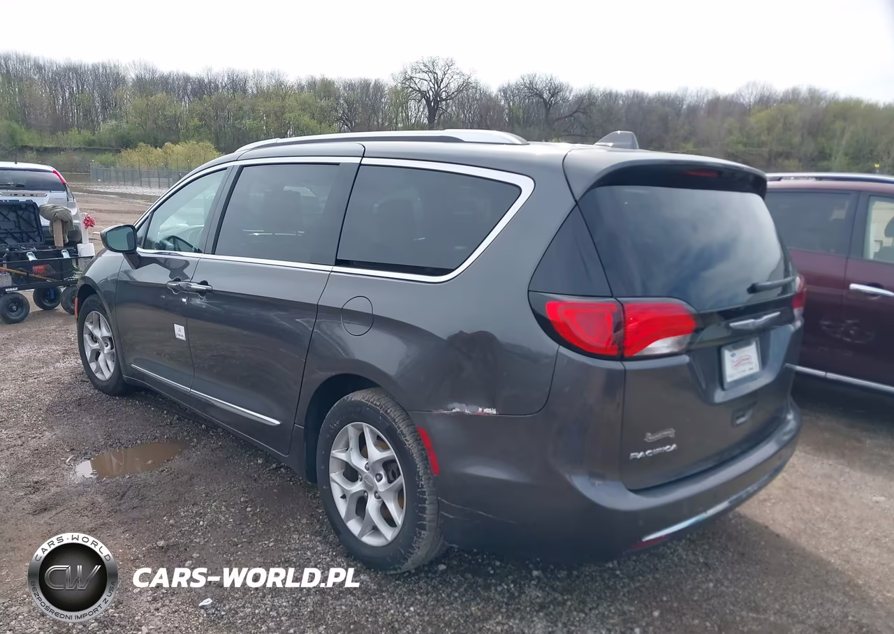 2017 Chrysler Pacifica Touring-L Plus VIN:2C4RC1EG1HR541795 - 3