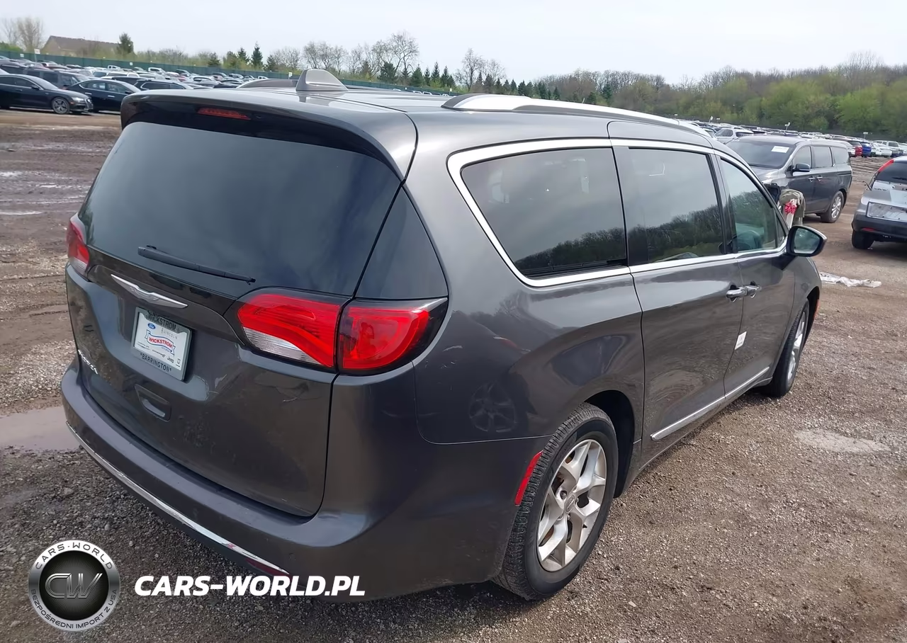 2017 Chrysler Pacifica Touring-L Plus VIN:2C4RC1EG1HR541795 - 4