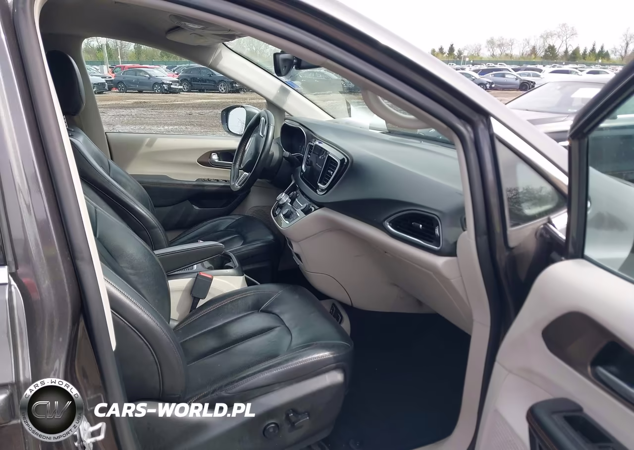 2017 Chrysler Pacifica Touring-L Plus VIN:2C4RC1EG1HR541795 - 5