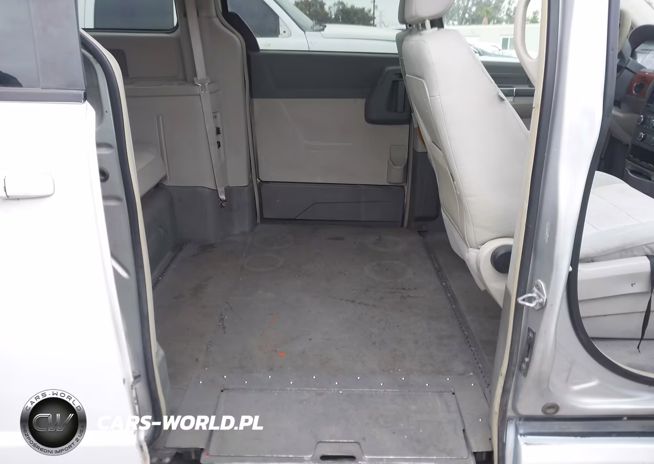 2008 Chrysler Town & Country Lx VIN:2A8HR44H28R107609 - 8