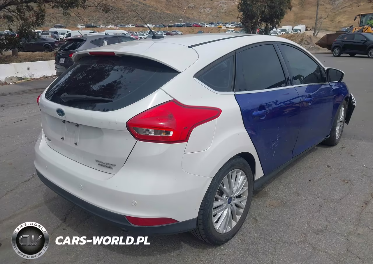 2016 Ford Focus Titanium VIN:1FADP3N24GL345989 - 4