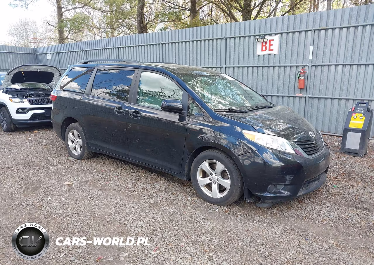 2017 Toyota Sienna Le 8 Passenger