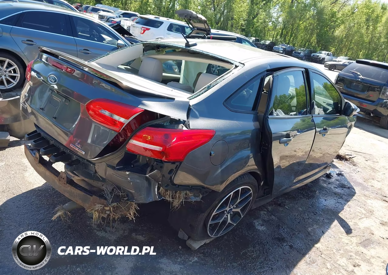 2015 Ford Focus Se VIN:1FADP3F26FL260861 - 4
