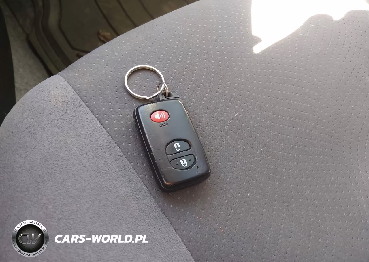 2013 Toyota Prius Two VIN:JTDKN3DU6D1692239 - 11