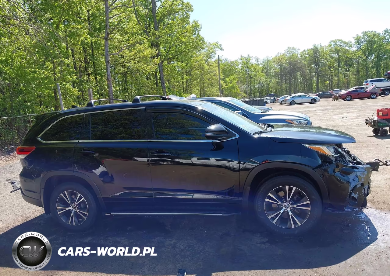 2018 Toyota Highlander Le Plus VIN:5TDBZRFH9JS911667 - 14