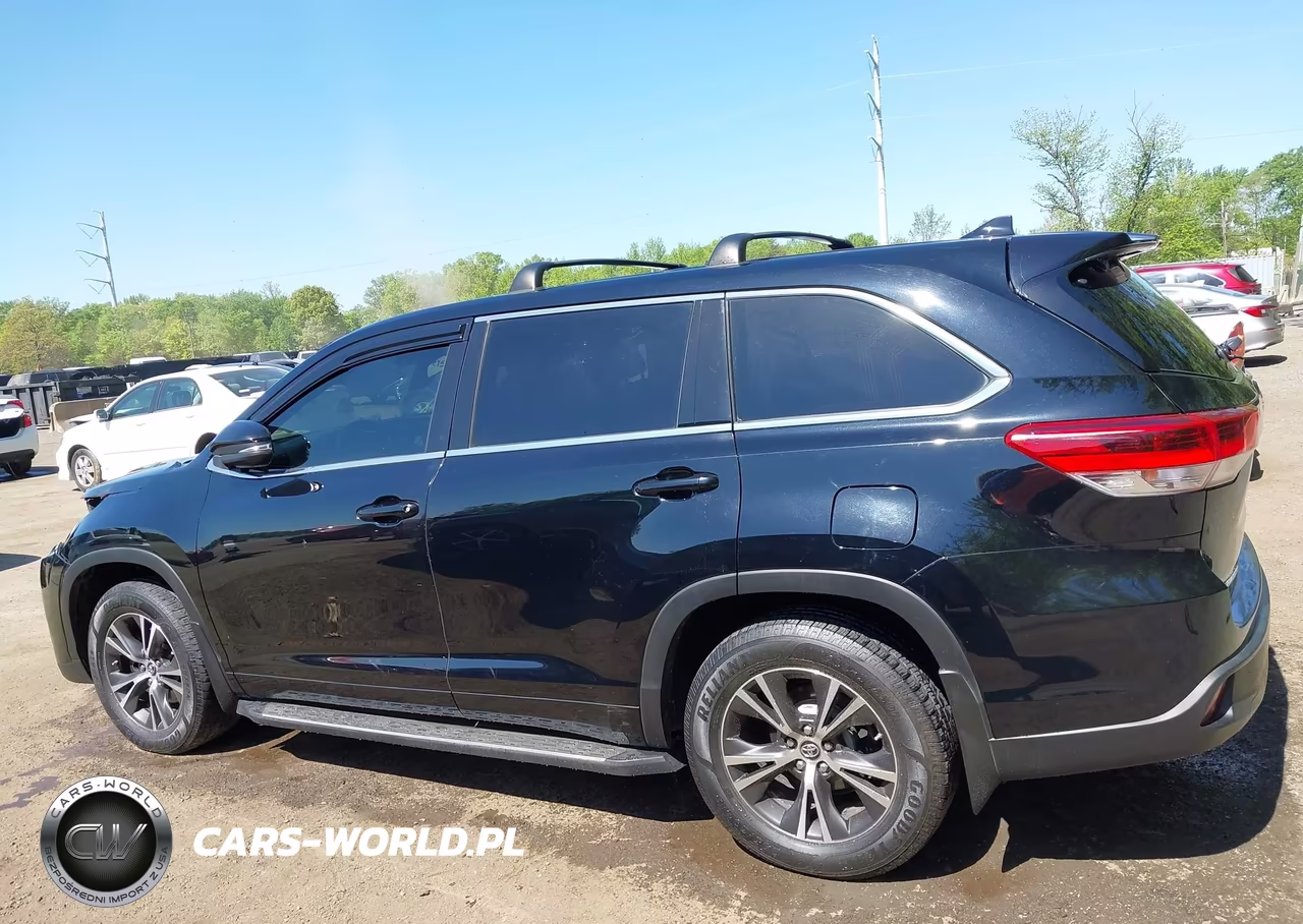2018 Toyota Highlander Le Plus VIN:5TDBZRFH9JS911667 - 15