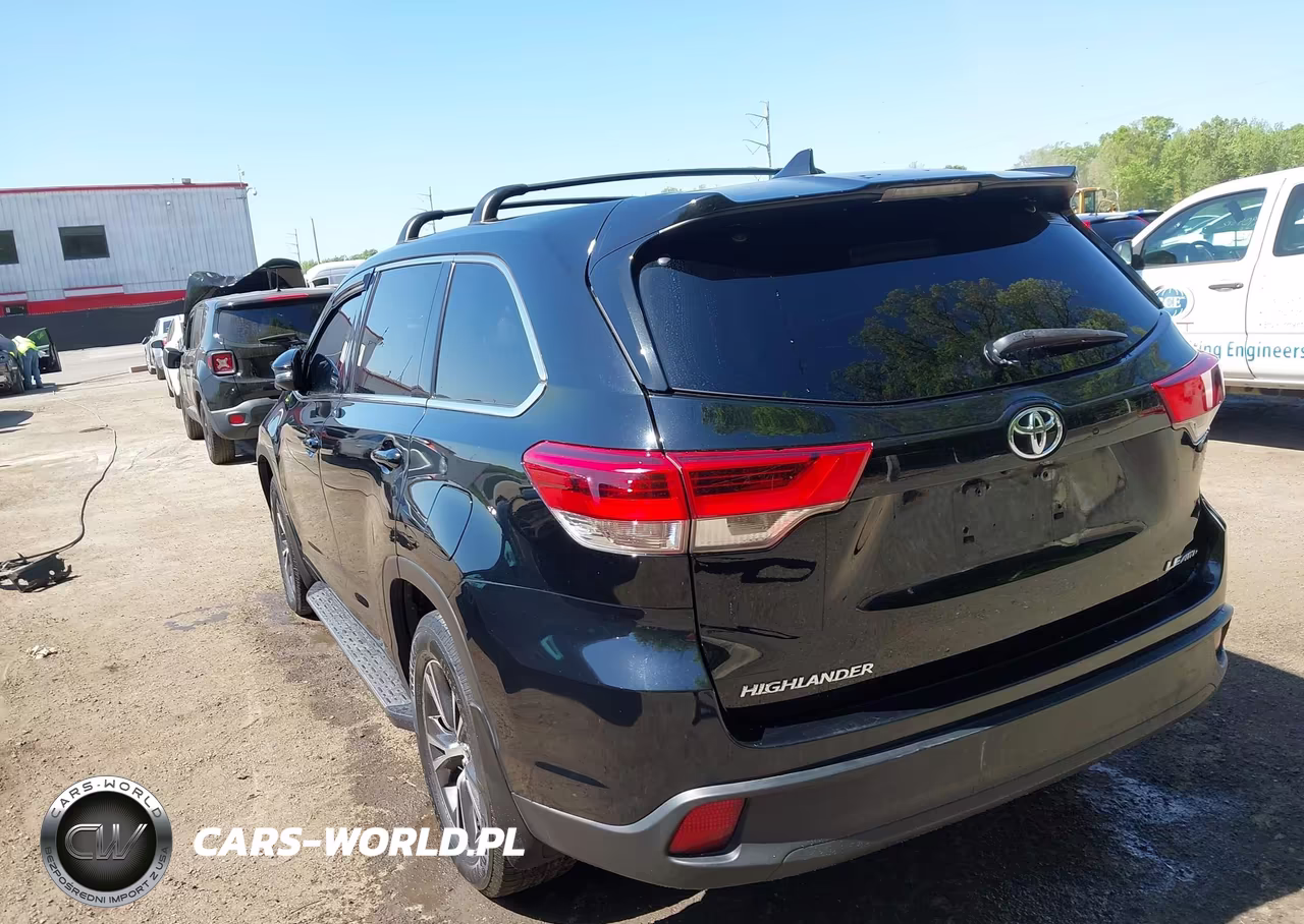 2018 Toyota Highlander Le Plus VIN:5TDBZRFH9JS911667 - 3