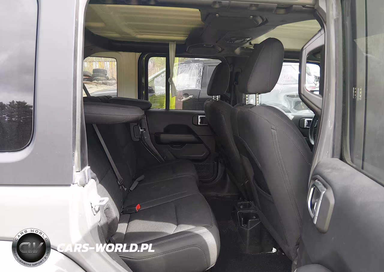 2019 Jeep Wrangler Unlimited Sahara 4X4 VIN:1C4HJXEN0KW512449 - 8