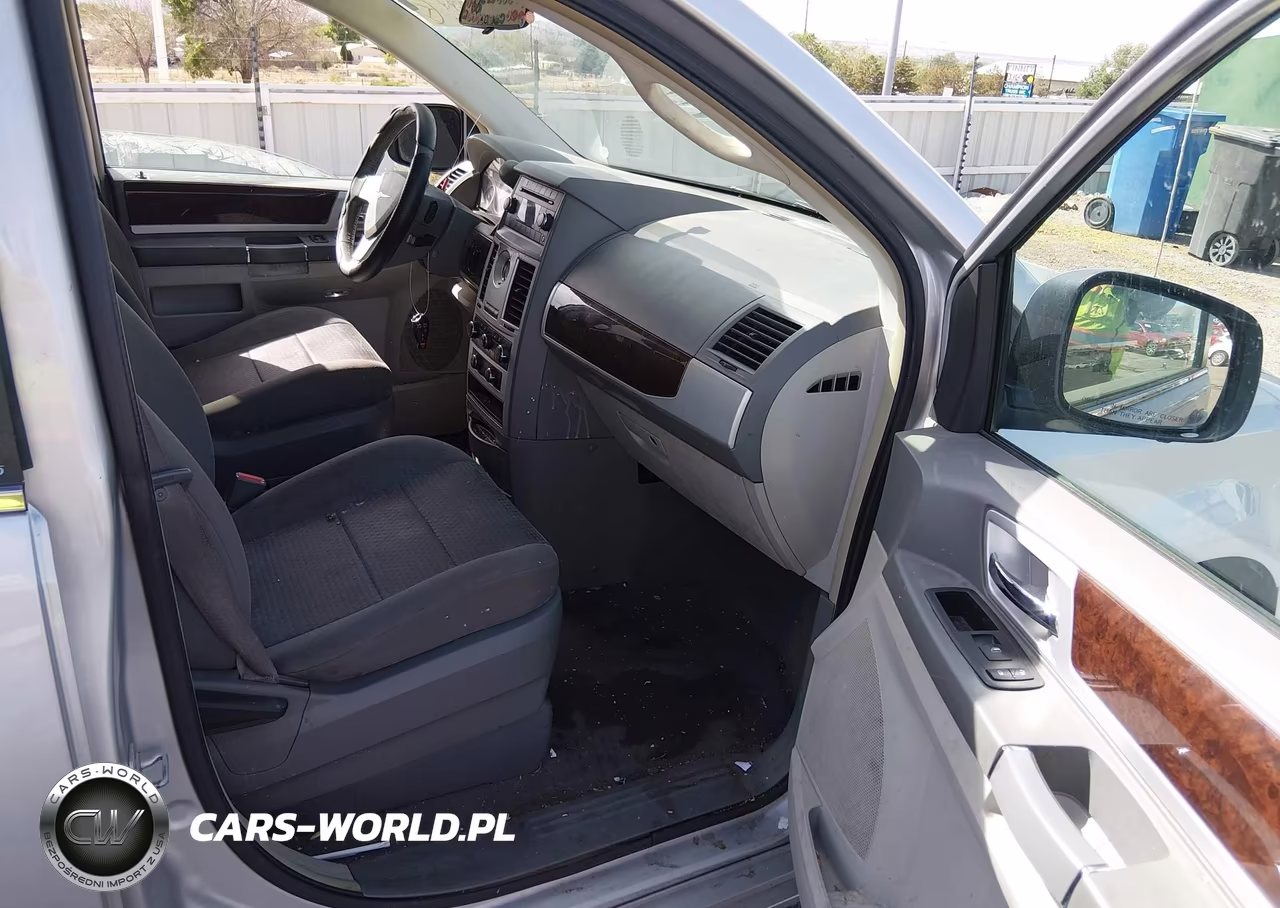 2010 Chrysler Town & Country Touring VIN:2A4RR5D10AR329277 - 5