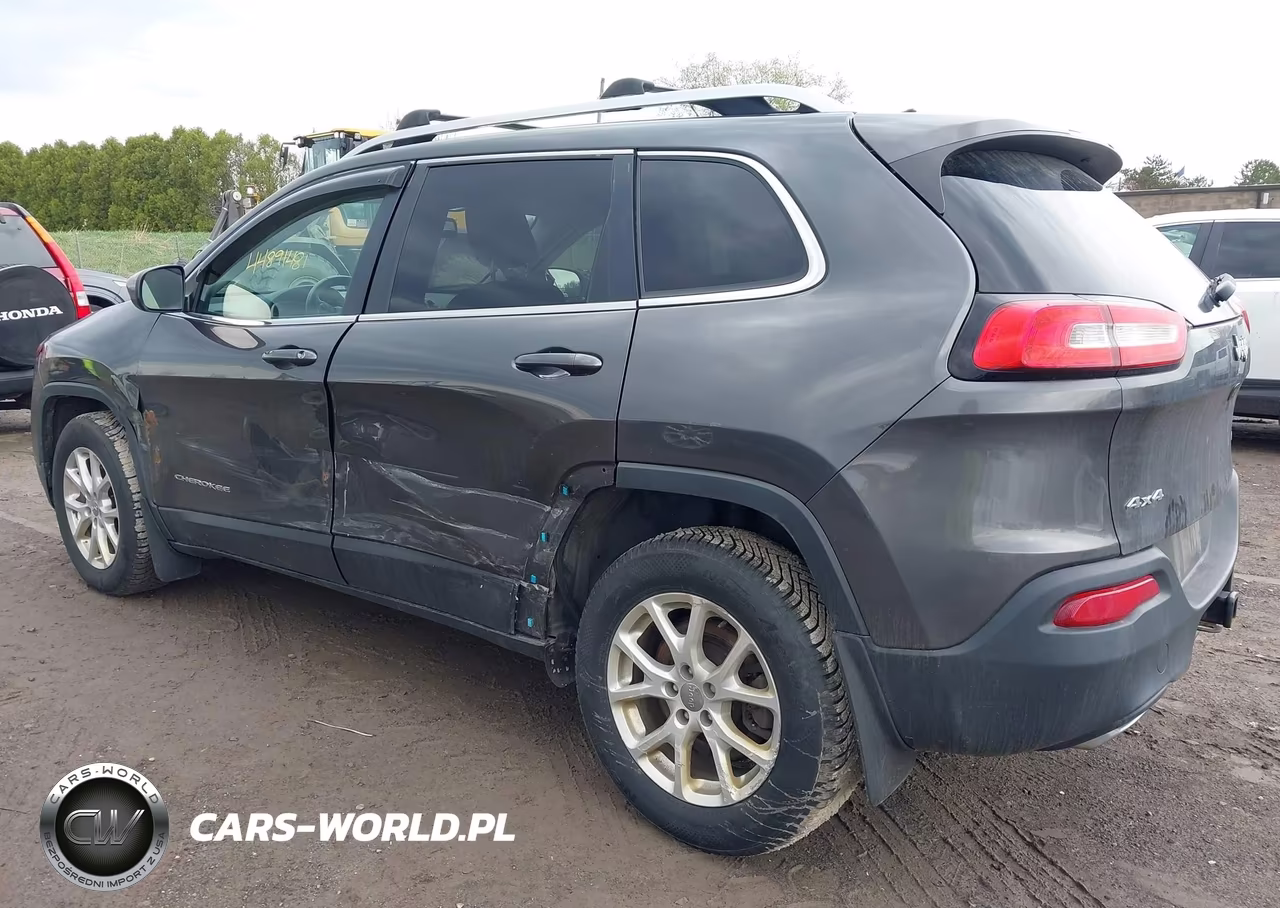 2017 Jeep Cherokee Latitude 4X4 VIN:1C4PJMCS5HW547340 - 3