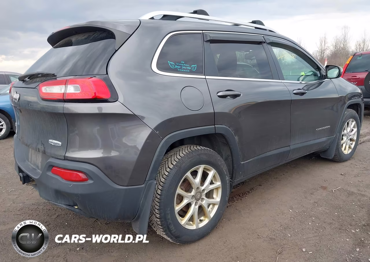 2017 Jeep Cherokee Latitude 4X4 VIN:1C4PJMCS5HW547340 - 4