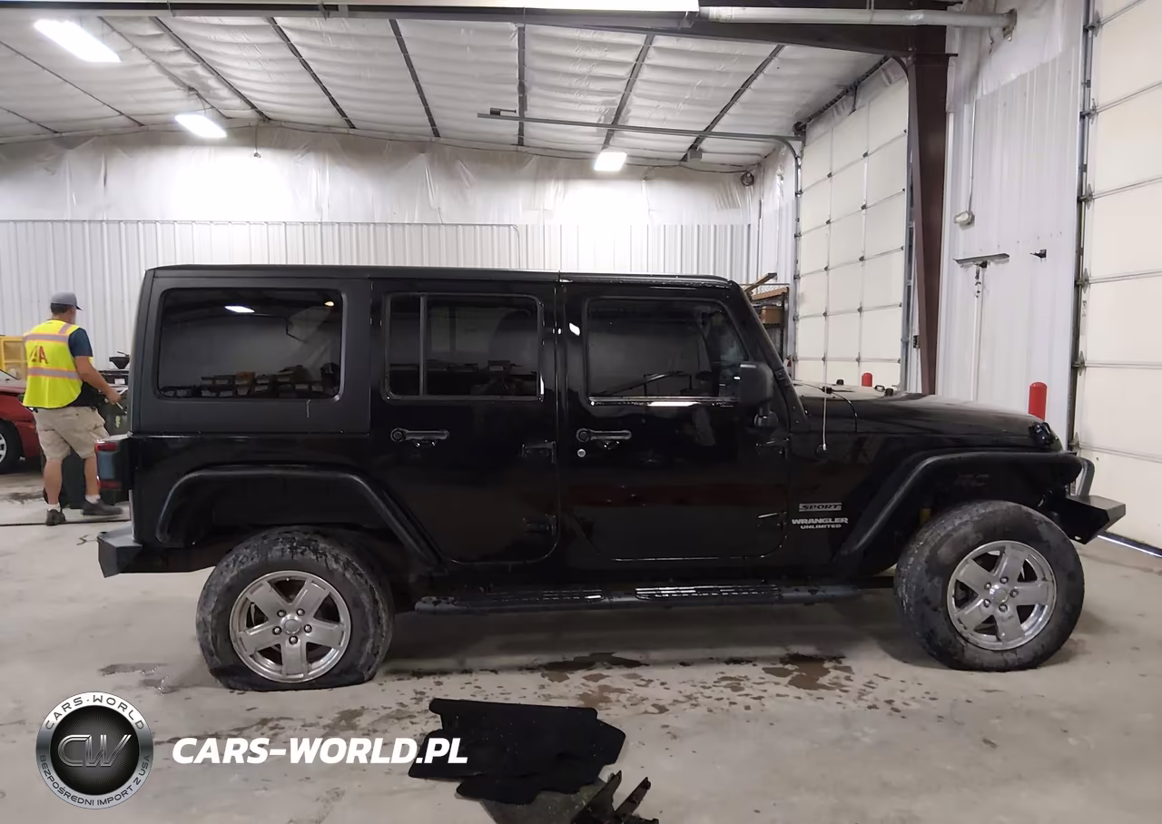 2012 Jeep Wrangler Unlimited Sport VIN:1C4BJWDG2CL141915 - 14