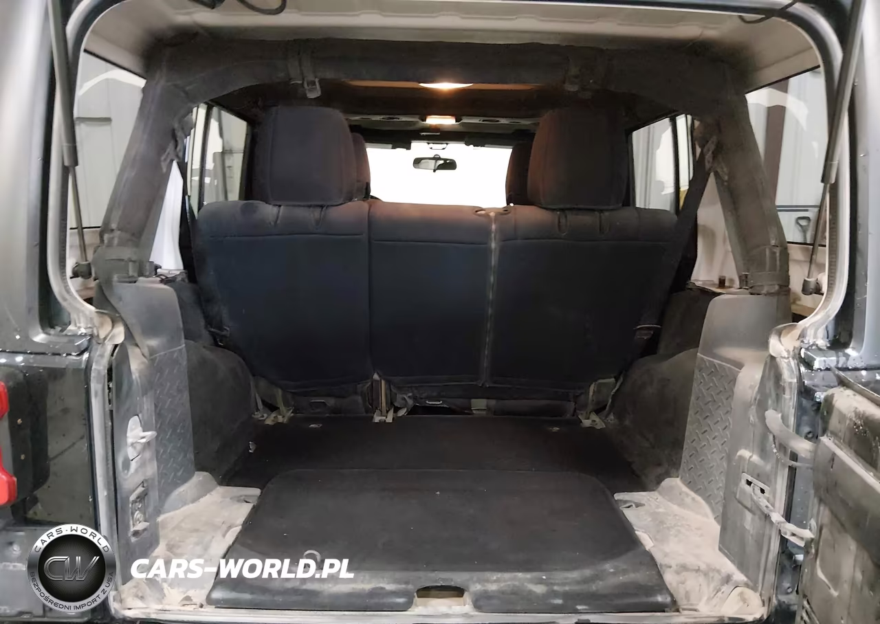 2012 Jeep Wrangler Unlimited Sport VIN:1C4BJWDG2CL141915 - 17