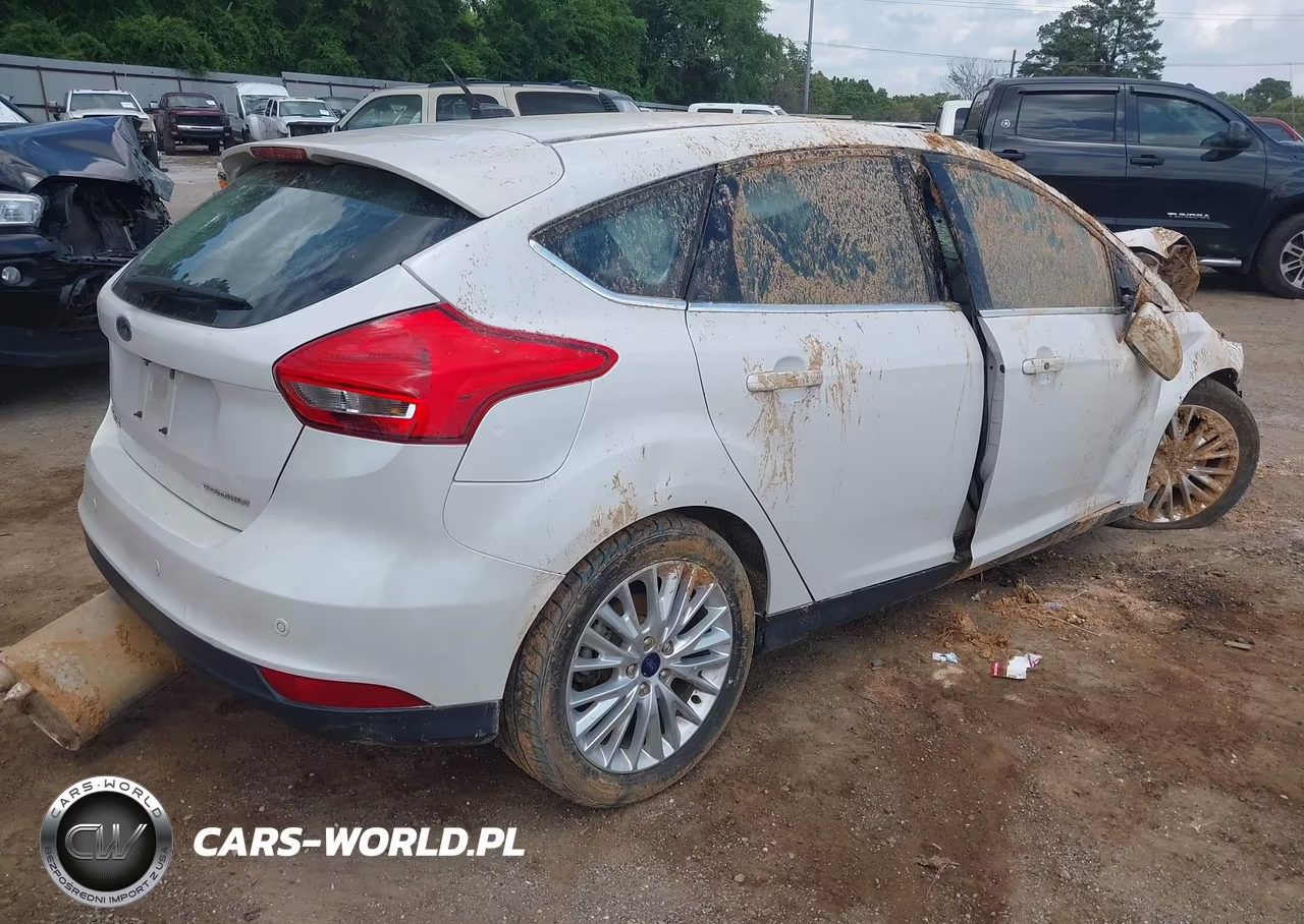 2016 Ford Focus Titanium VIN:1FADP3N26GL332693 - 4