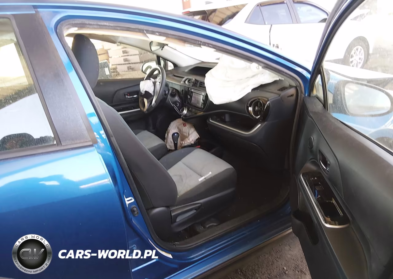 2017 Toyota Prius C Two VIN:JTDKDTB34H1593423 - 5