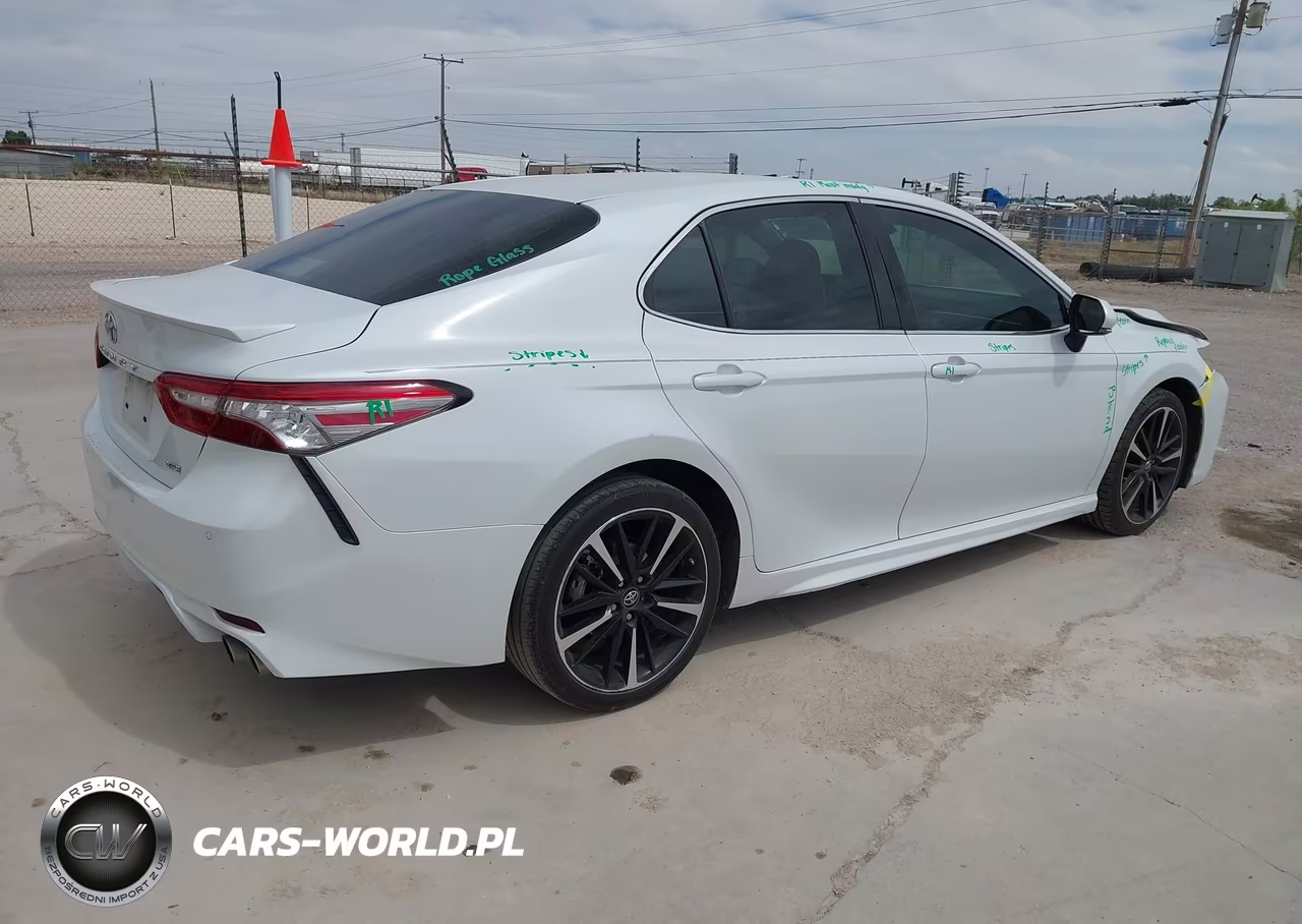 2018 Toyota Camry Xse VIN:4T1B61HK0JU069232 - 4