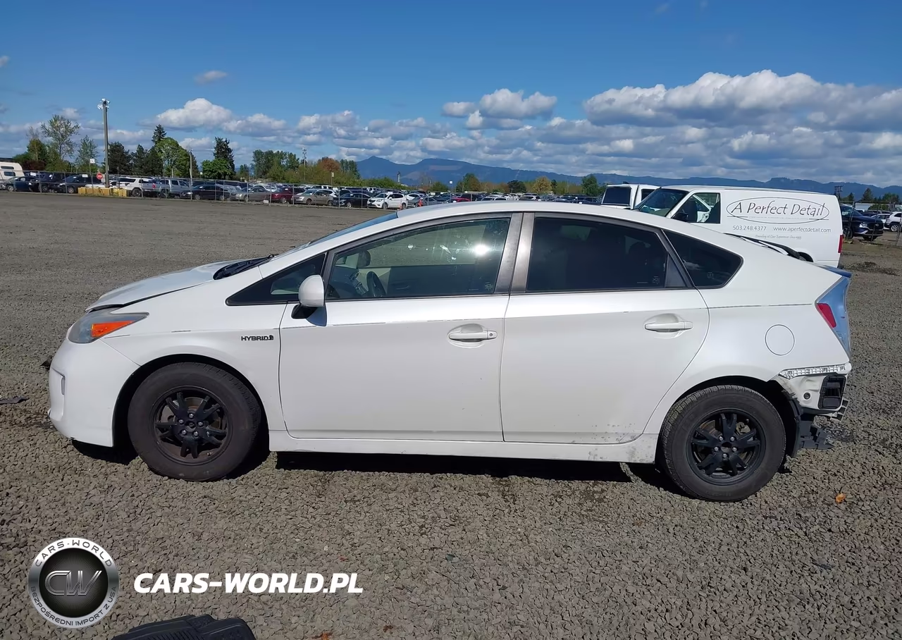 2015 Toyota Prius Two VIN:JTDKN3DU0F0458705 - 14