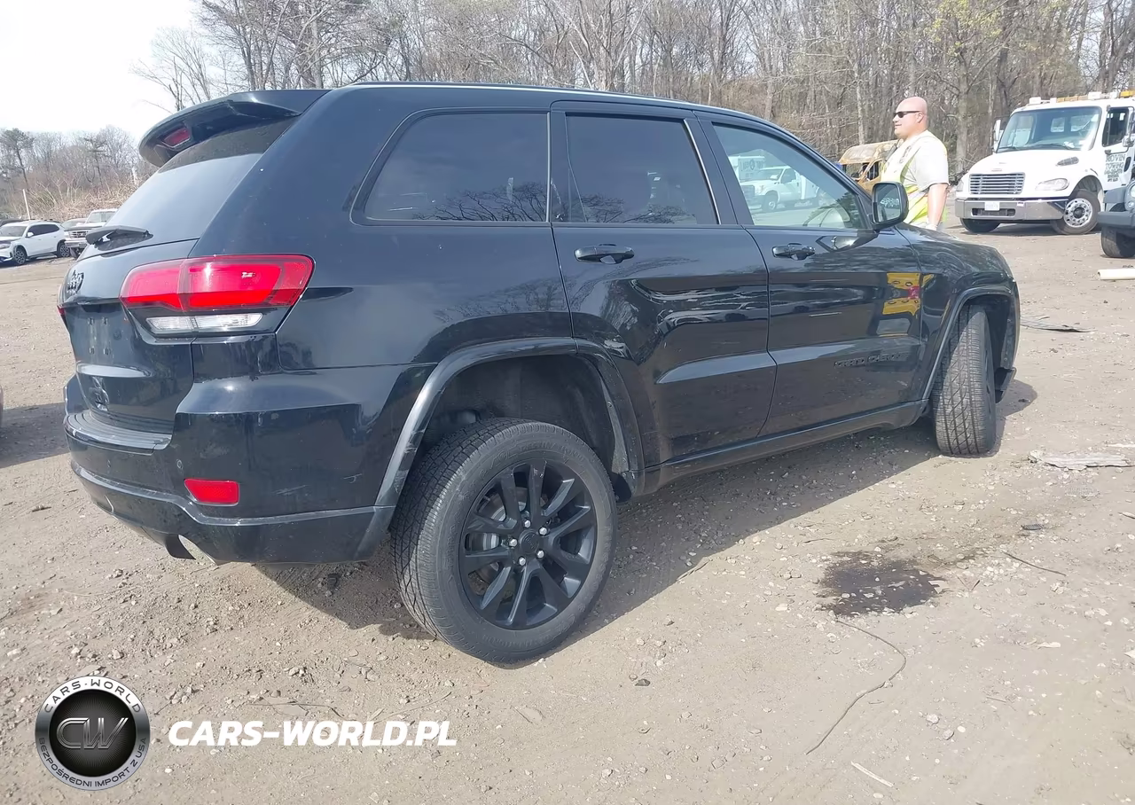 2017 Jeep Grand Cherokee Altitude 4X4 VIN:1C4RJFAG3HC946610 - 4