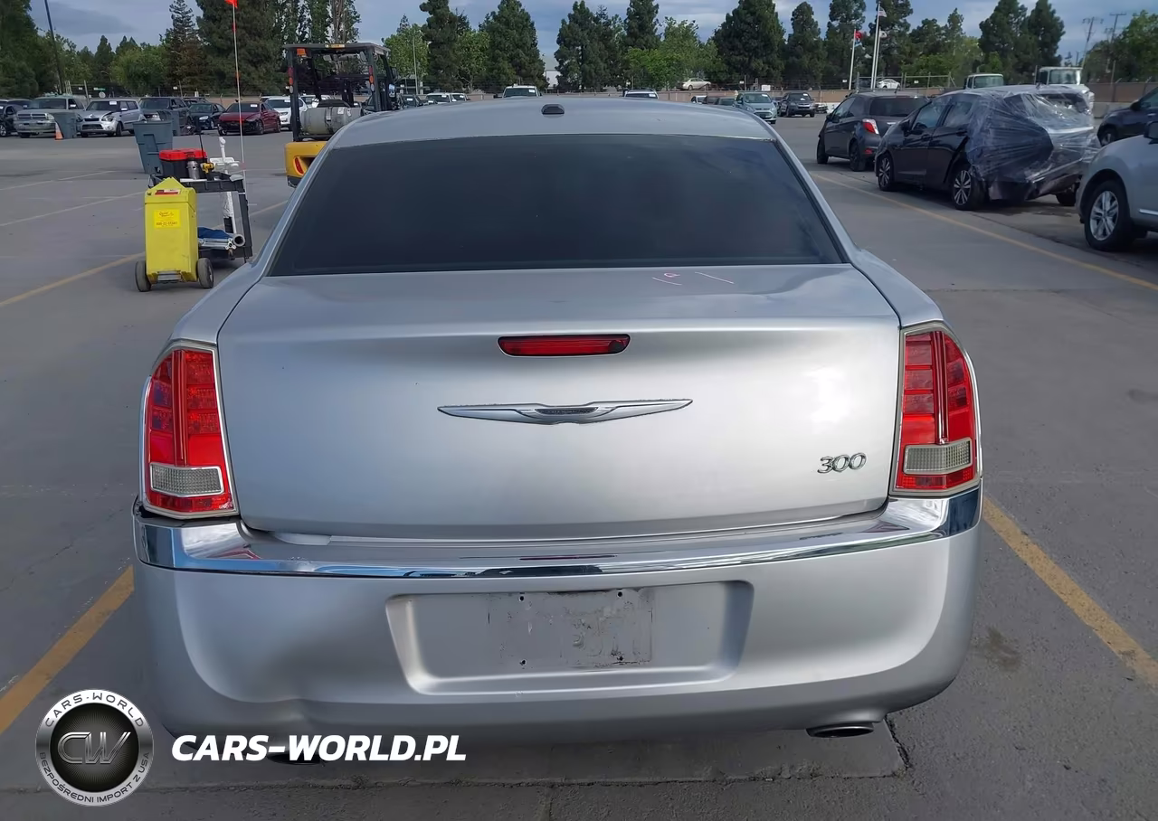 2012 Chrysler 300 VIN:2C3CCAAG3CH142353 - 17