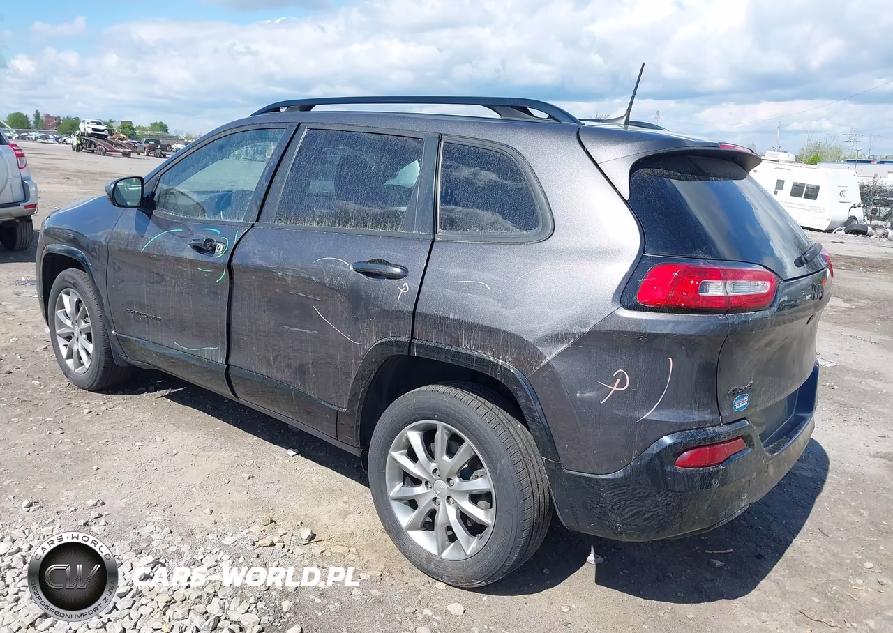 2018 Jeep Cherokee Latitude Tech Connect 4X4 VIN:1C4PJMCB8JD586571 - 3