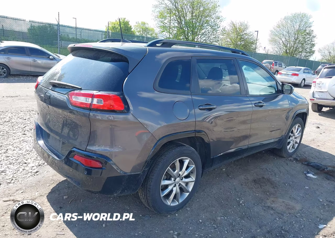 2018 Jeep Cherokee Latitude Tech Connect 4X4 VIN:1C4PJMCB8JD586571 - 4