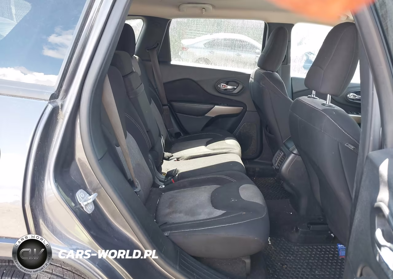 2018 Jeep Cherokee Latitude Tech Connect 4X4 VIN:1C4PJMCB8JD586571 - 8