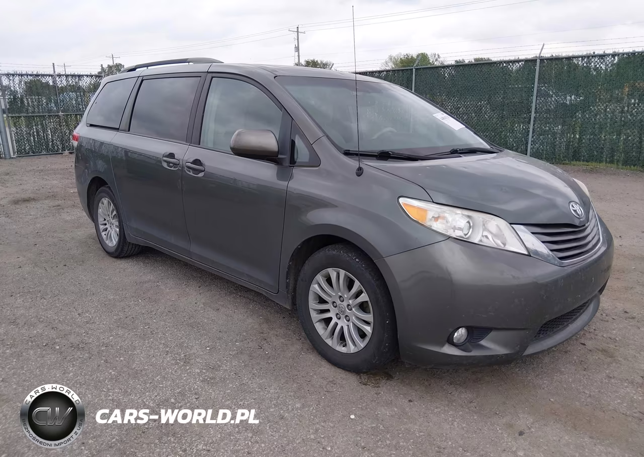2013 Toyota Sienna Xle V6 8 Passenger