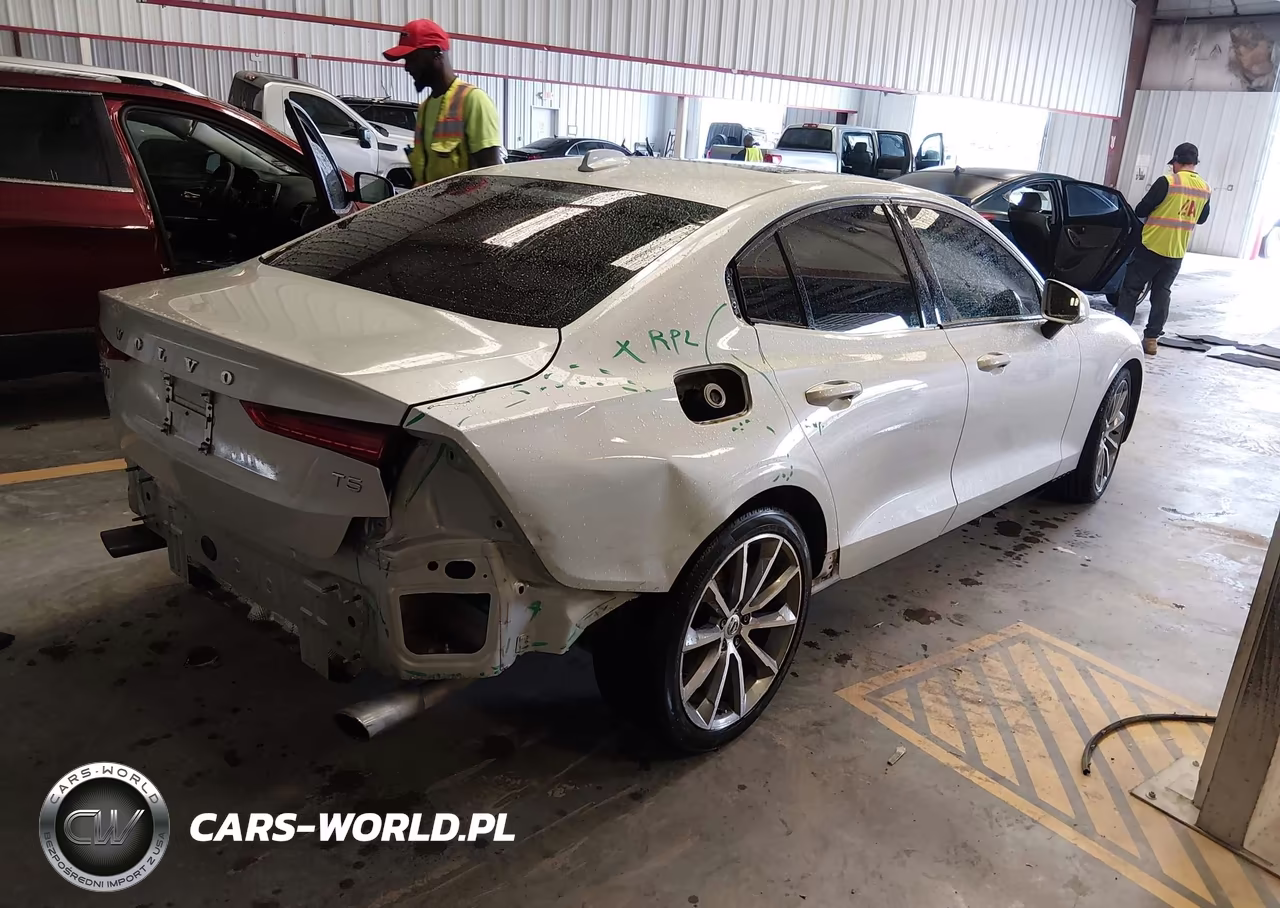 2019 Volvo S60 T5 Momentum VIN:7JR102FKXKG000687 - 4