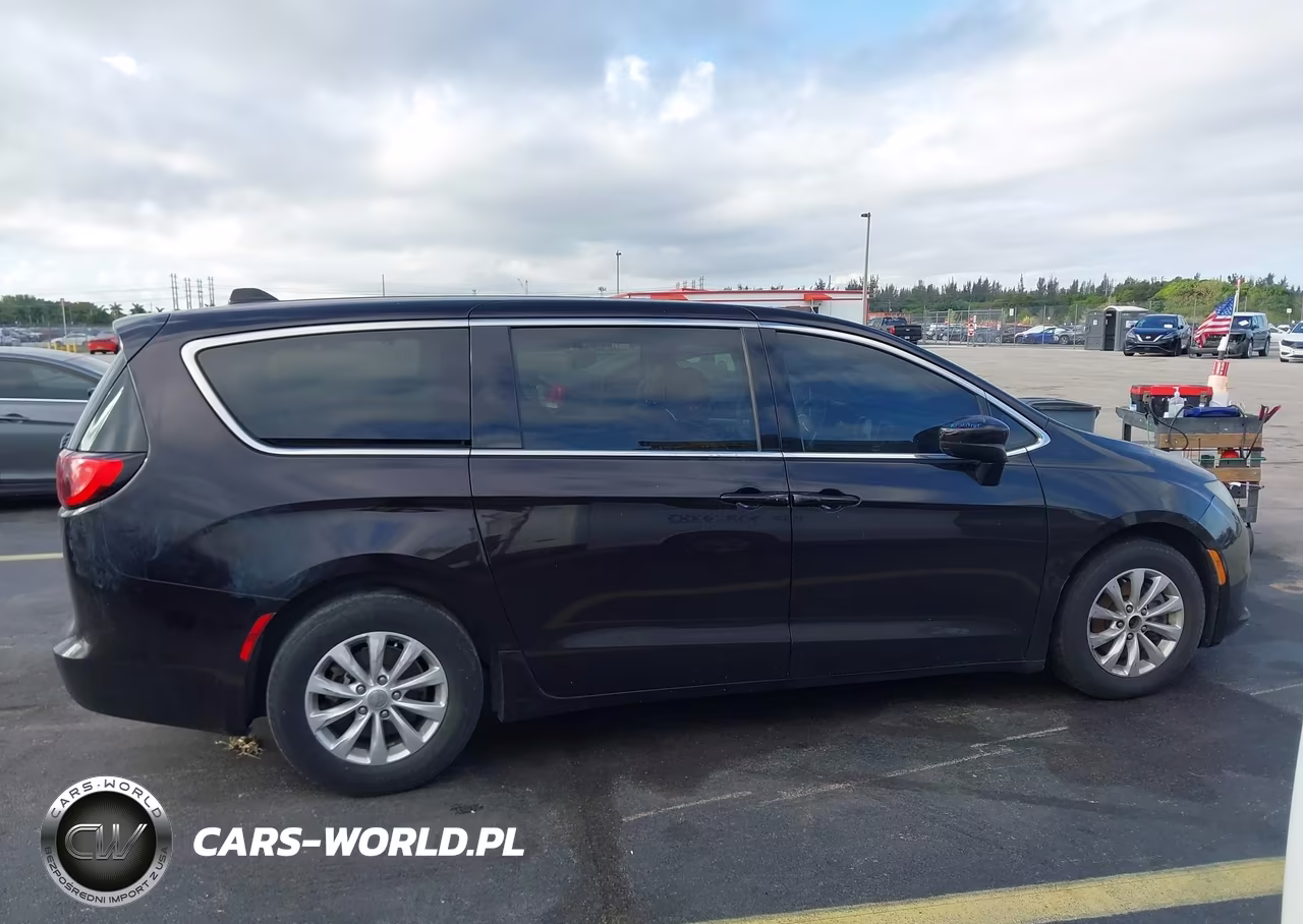 2017 Chrysler Pacifica Touring VIN:2C4RC1DG9HR577462 - 13