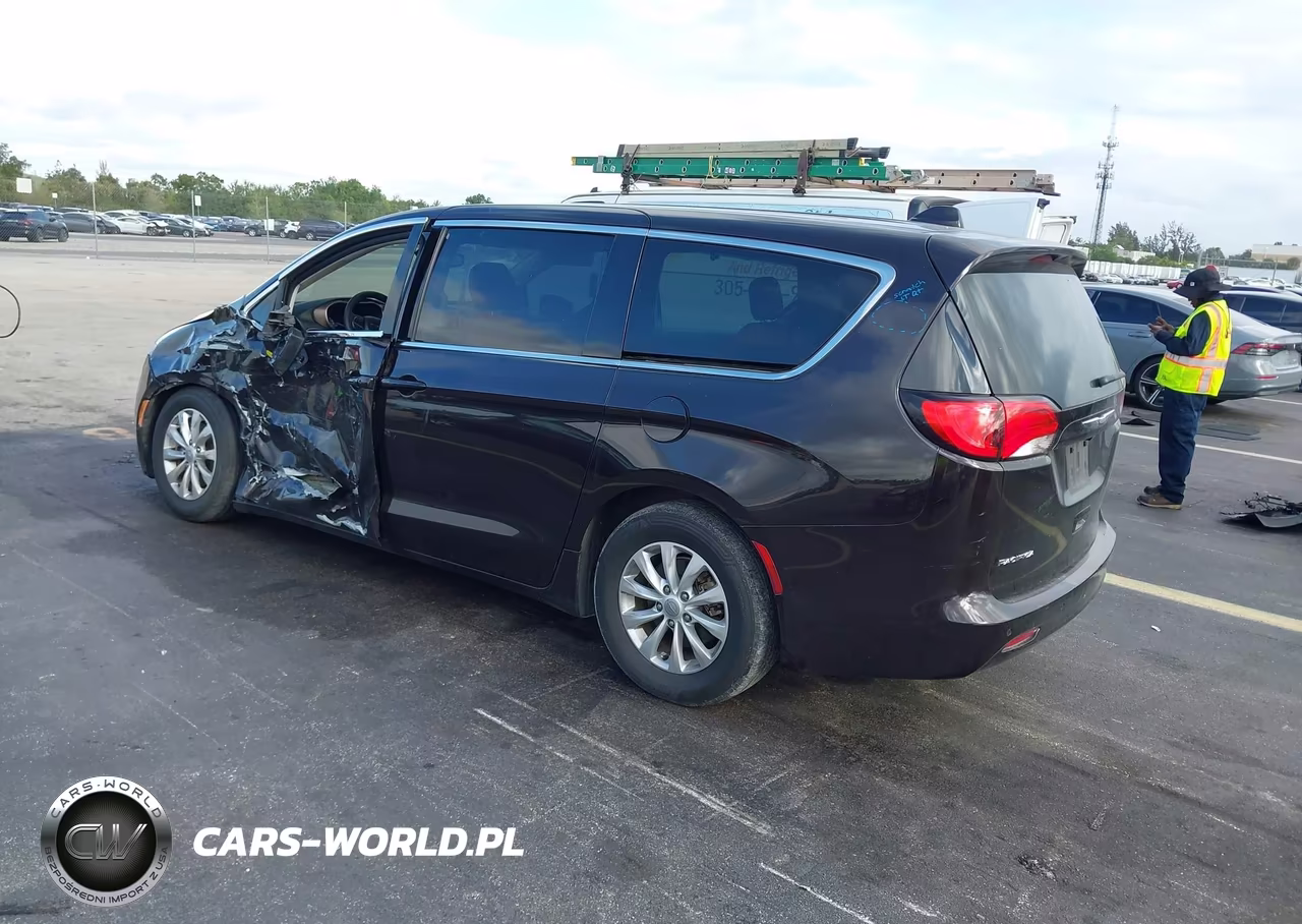 2017 Chrysler Pacifica Touring VIN:2C4RC1DG9HR577462 - 3