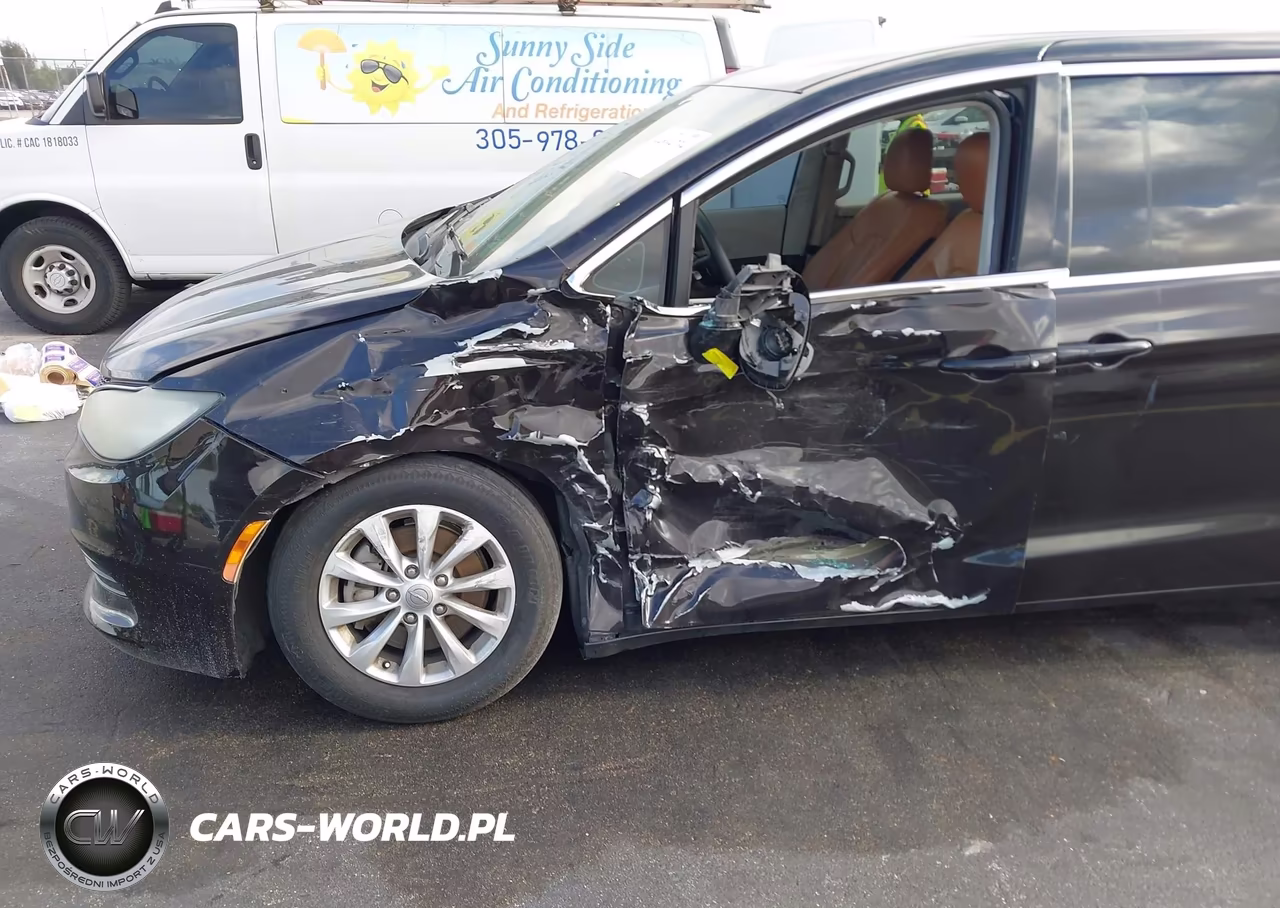 2017 Chrysler Pacifica Touring VIN:2C4RC1DG9HR577462 - 6