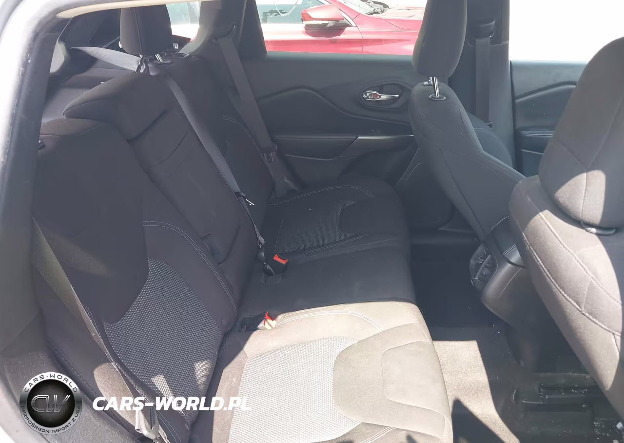 2019 Jeep Cherokee Latitude 4X4 VIN:1C4PJMCB6KD338448 - 8