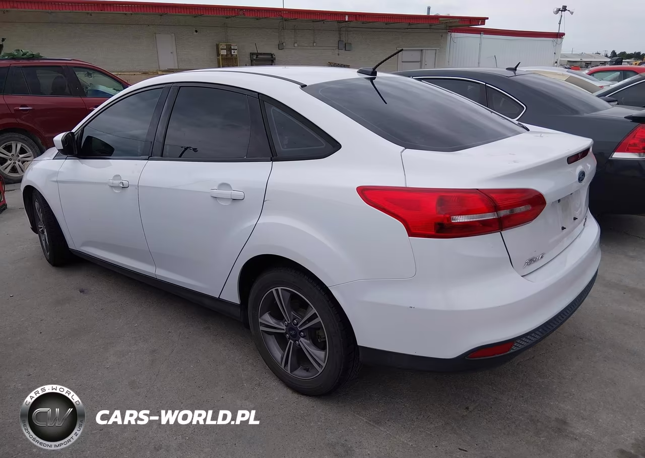 2018 Ford Focus Se VIN:1FADP3FE6JL312007 - 3