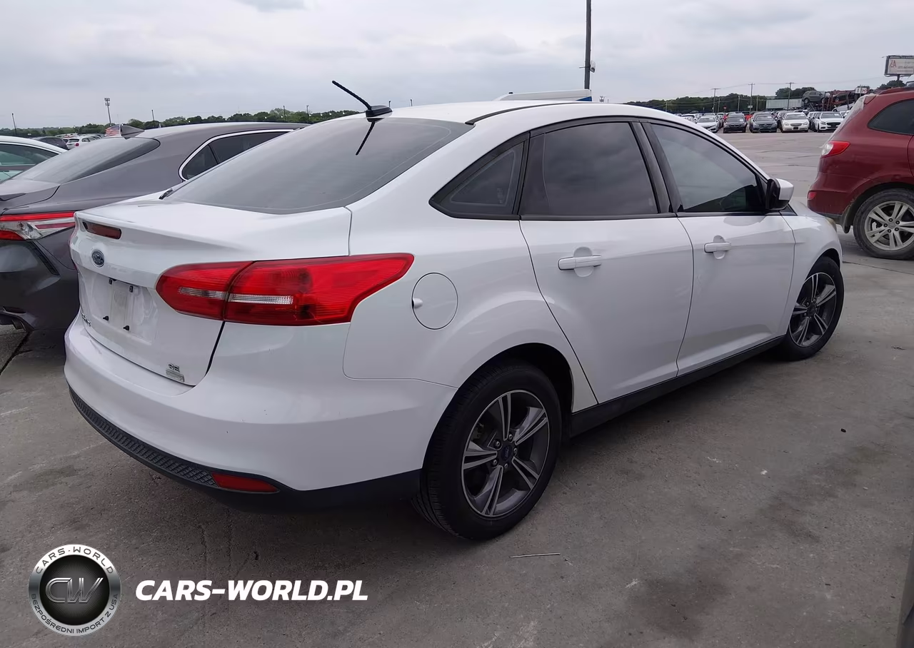2018 Ford Focus Se VIN:1FADP3FE6JL312007 - 4