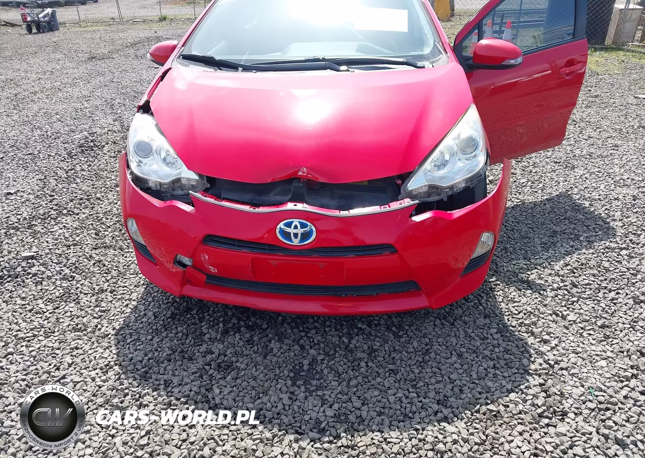 2014 Toyota Prius C Three VIN:JTDKDTB36E1073297 - 6