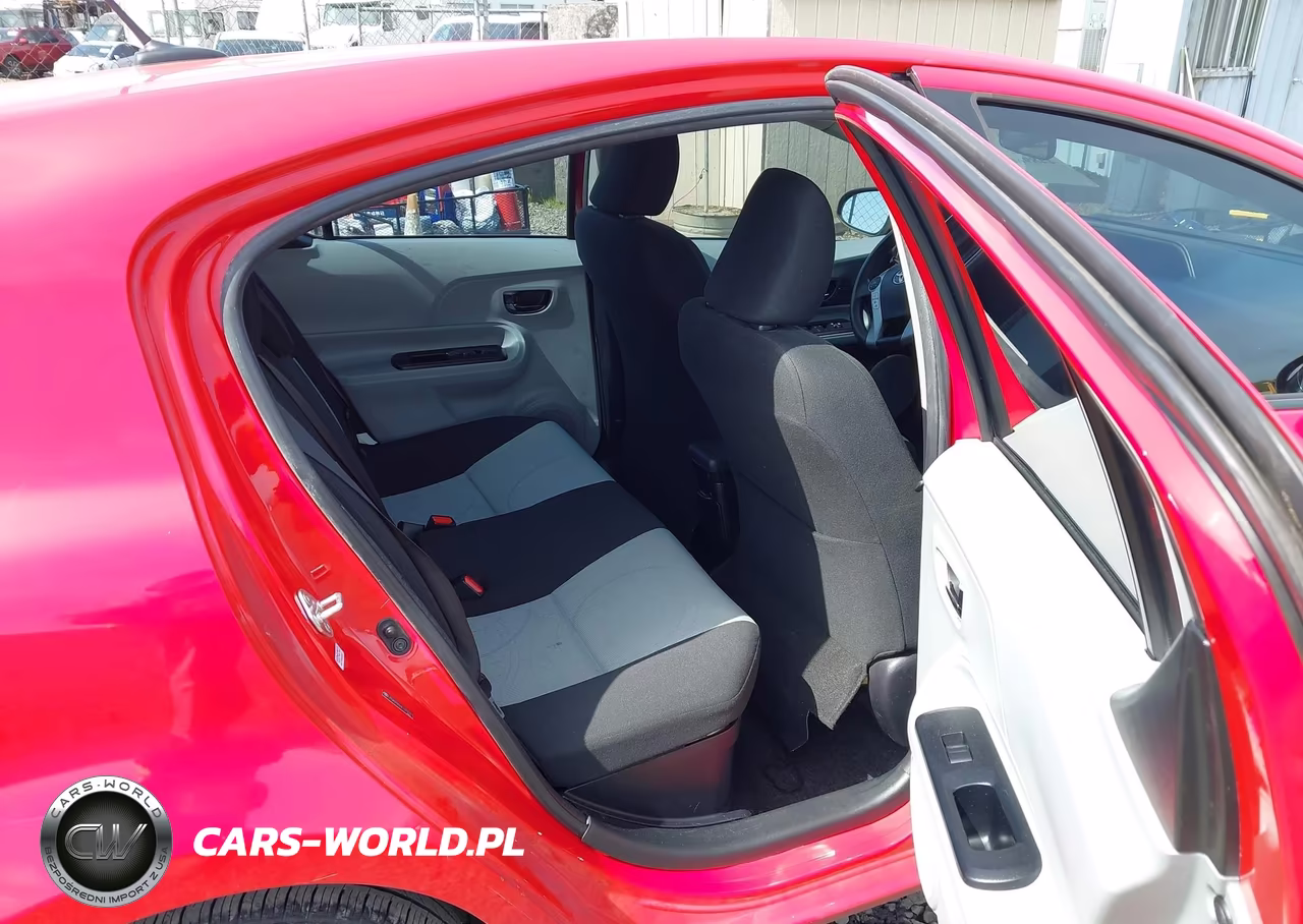 2014 Toyota Prius C Three VIN:JTDKDTB36E1073297 - 8