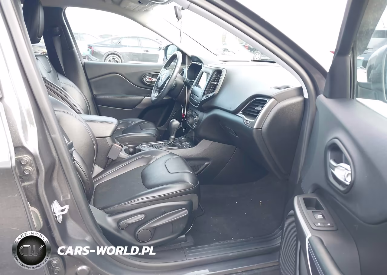 2019 Jeep Cherokee Latitude Plus 4X4 VIN:1C4PJMLB1KD419132 - 5