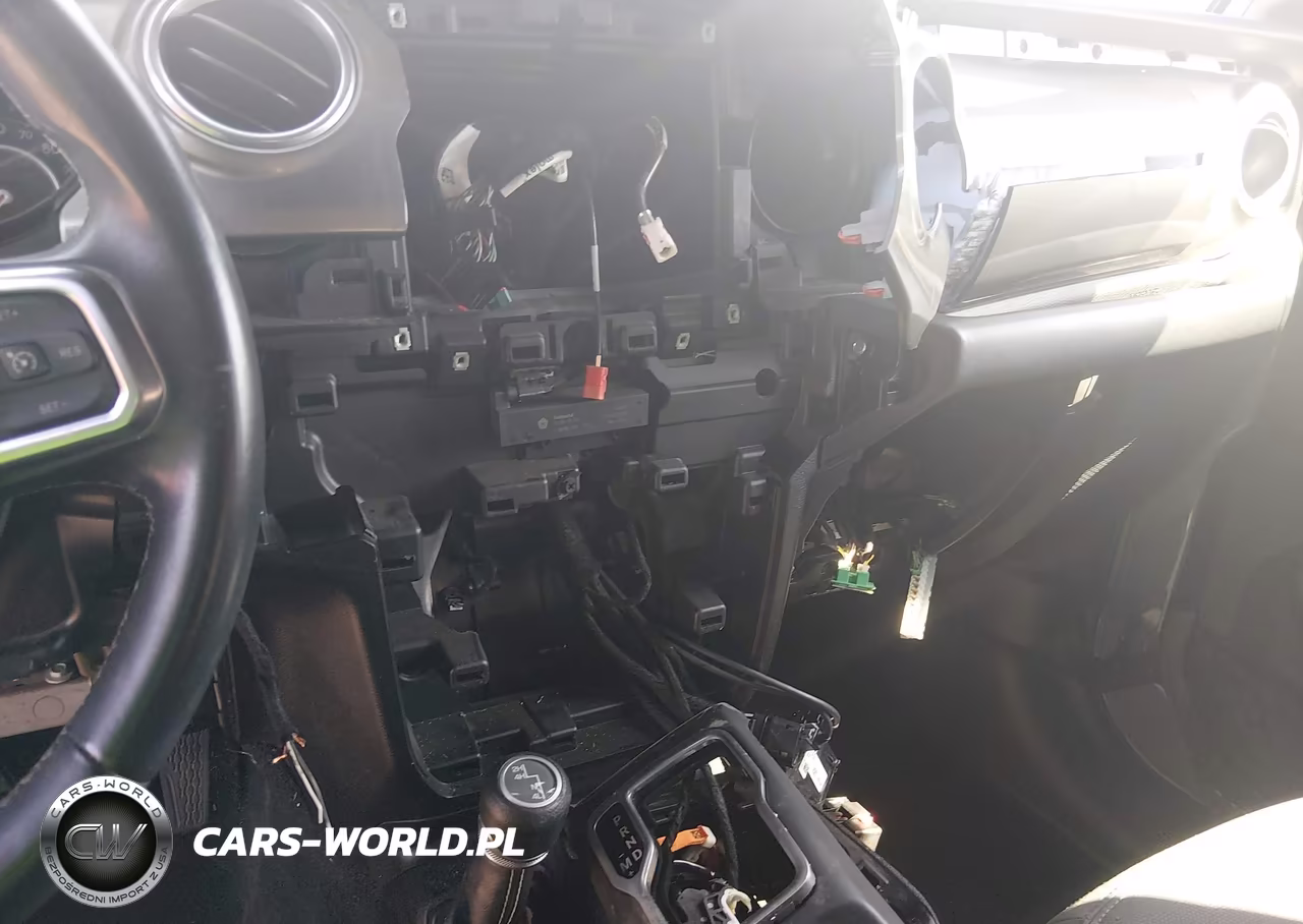 2018 Jeep Wrangler Unlimited Sahara 4X4 VIN:1C4HJXEN2JW233342 - 17