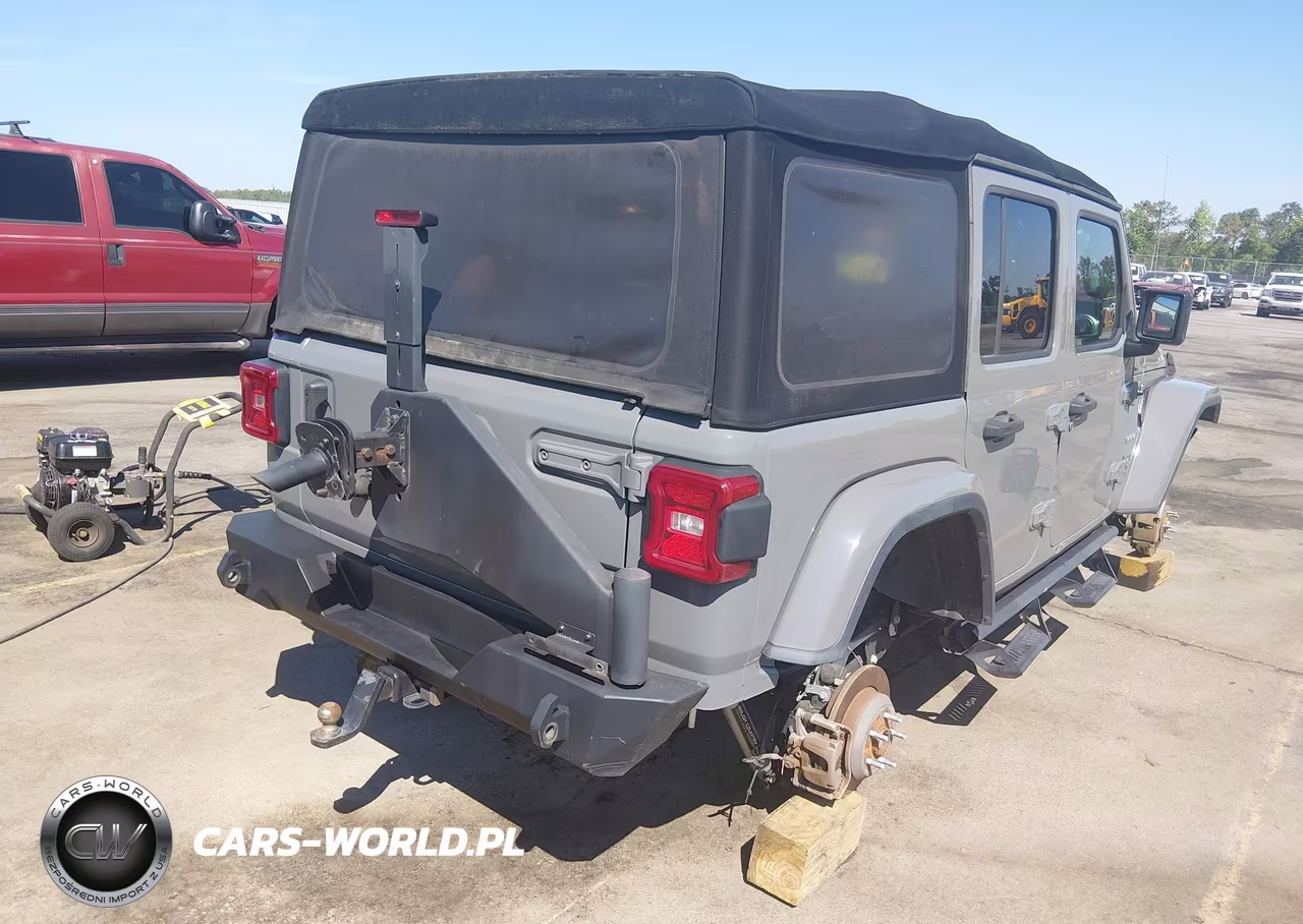 2018 Jeep Wrangler Unlimited Sahara 4X4 VIN:1C4HJXEN2JW233342 - 4