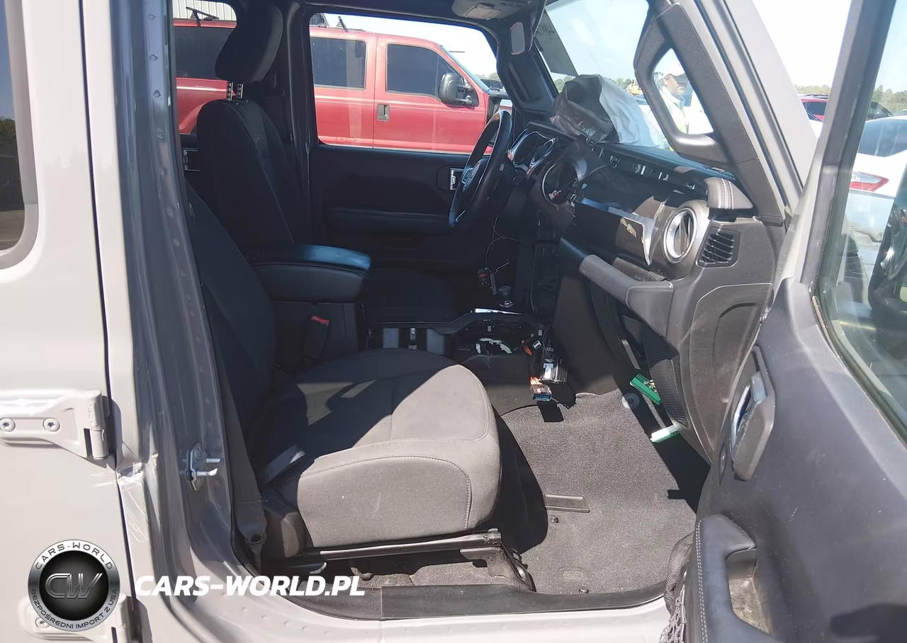 2018 Jeep Wrangler Unlimited Sahara 4X4 VIN:1C4HJXEN2JW233342 - 5
