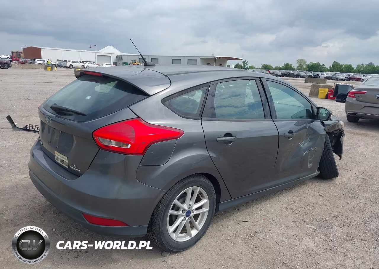 2016 Ford Focus Se VIN:1FADP3K24GL359914 - 4