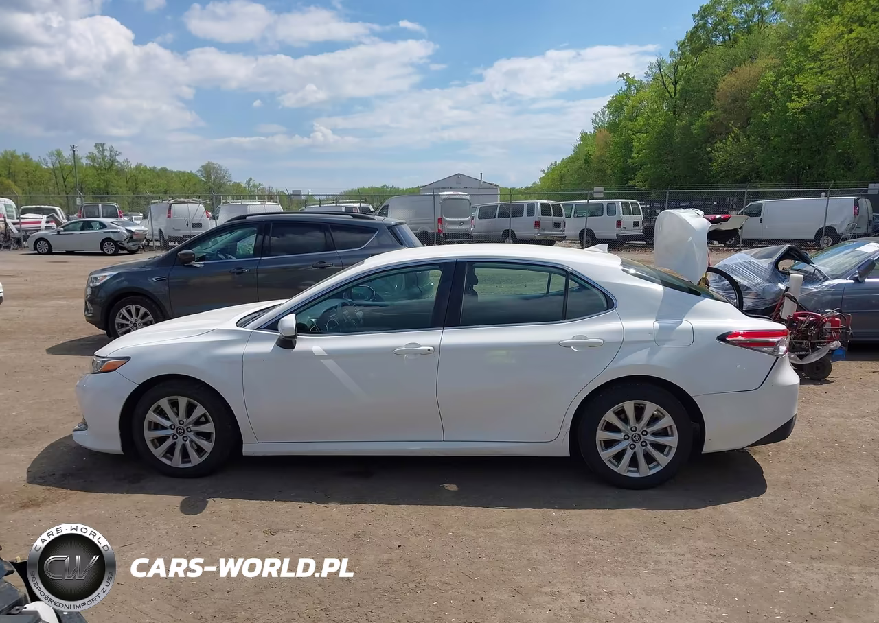 2020 Toyota Camry Le VIN:4T1C11AK4LU332368 - 14