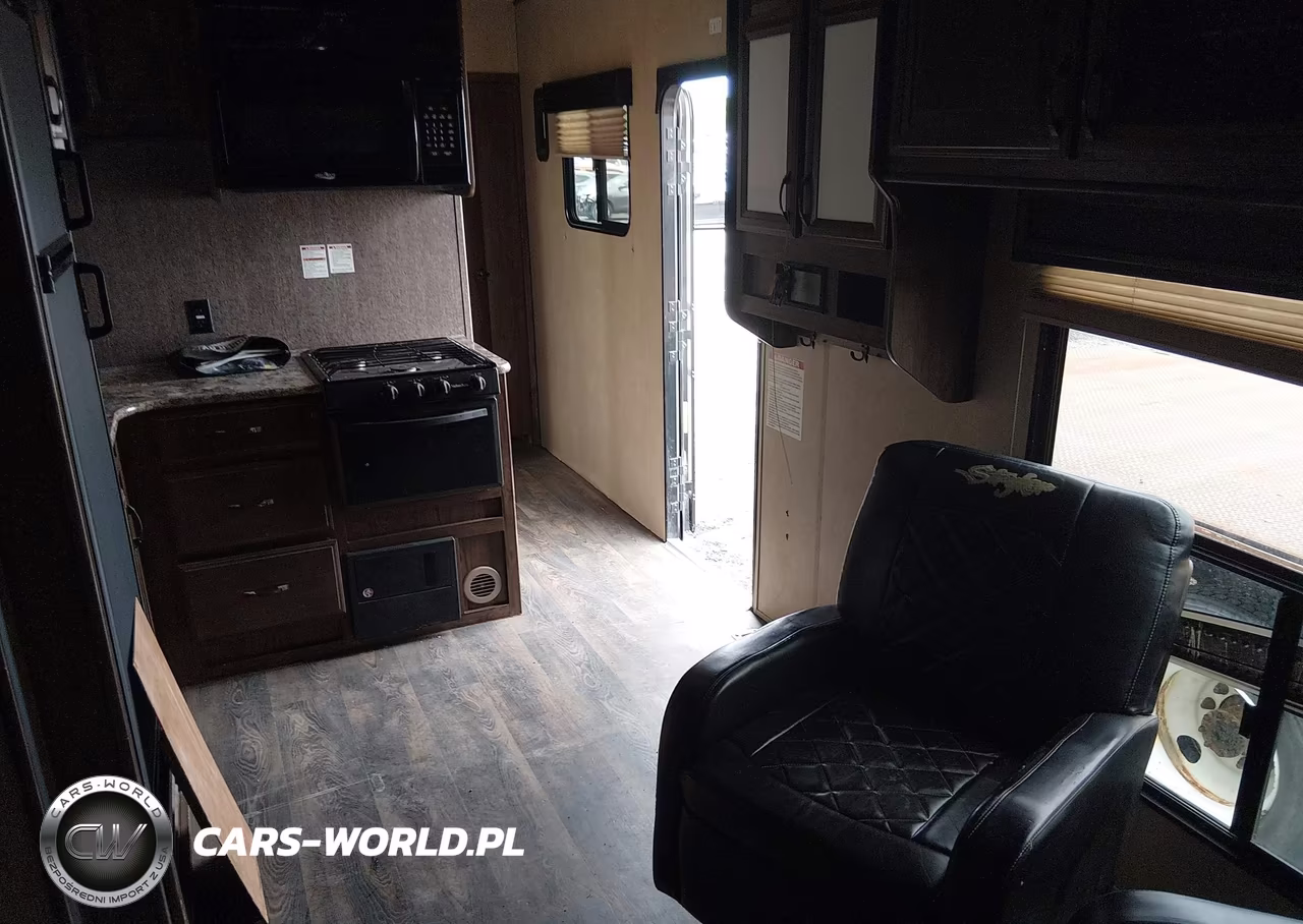2016 5Th Wheel Stri Toyhauler VIN:5RXTG2928G2205182 - 8