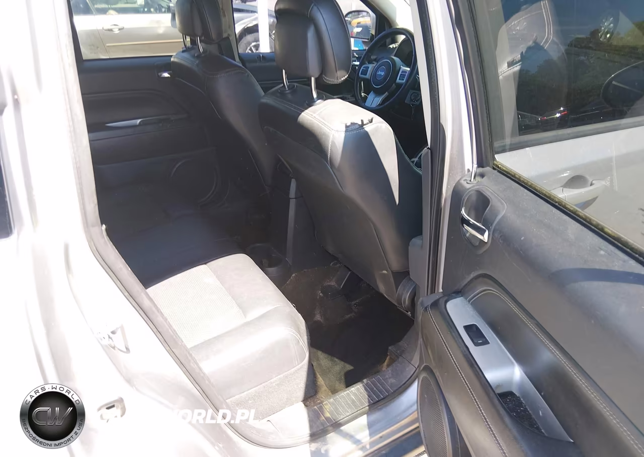 2016 Jeep Compass Latitude VIN:1C4NJCEA9GD636442 - 8