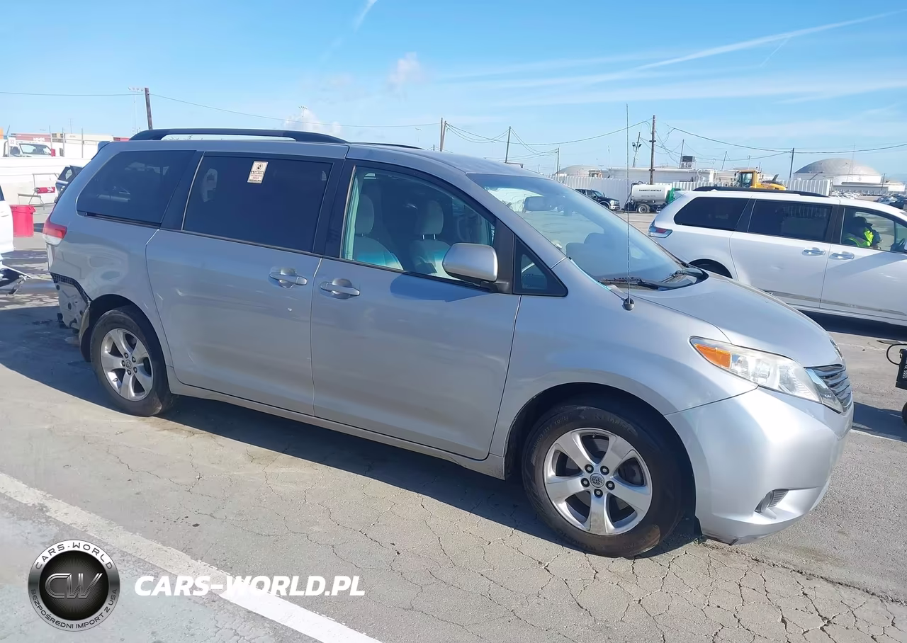 2013 Toyota Sienna Le V6 8 Passenger