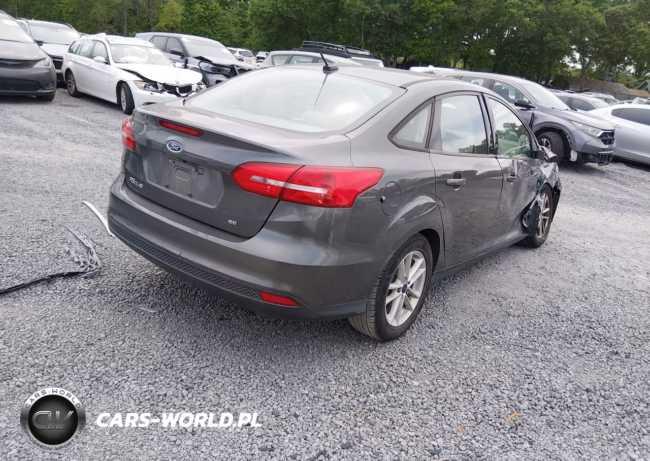 2017 Ford Focus Se VIN:1FADP3F2XHL259618 - 4