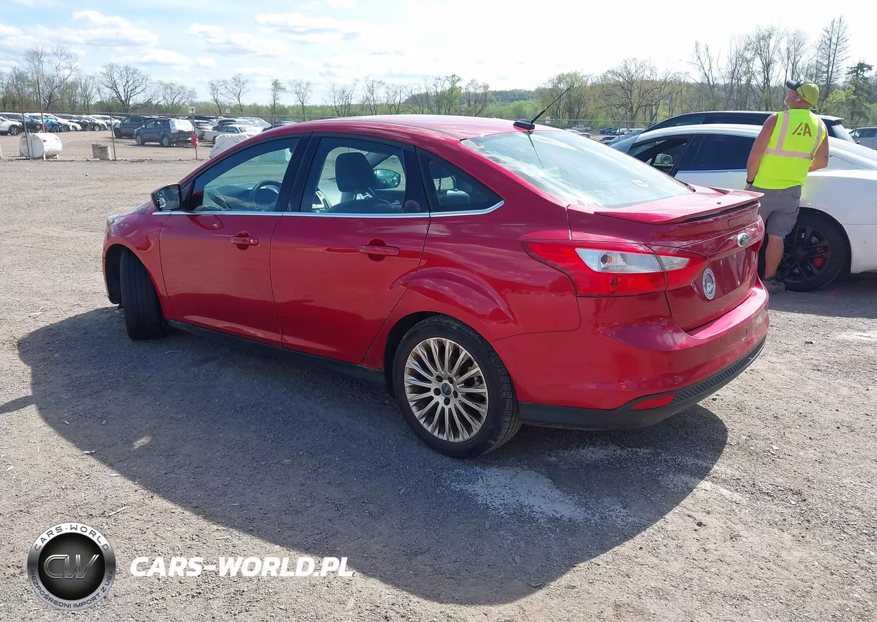 2012 Ford Focus Titanium VIN:1FAHP3J27CL229946 - 3